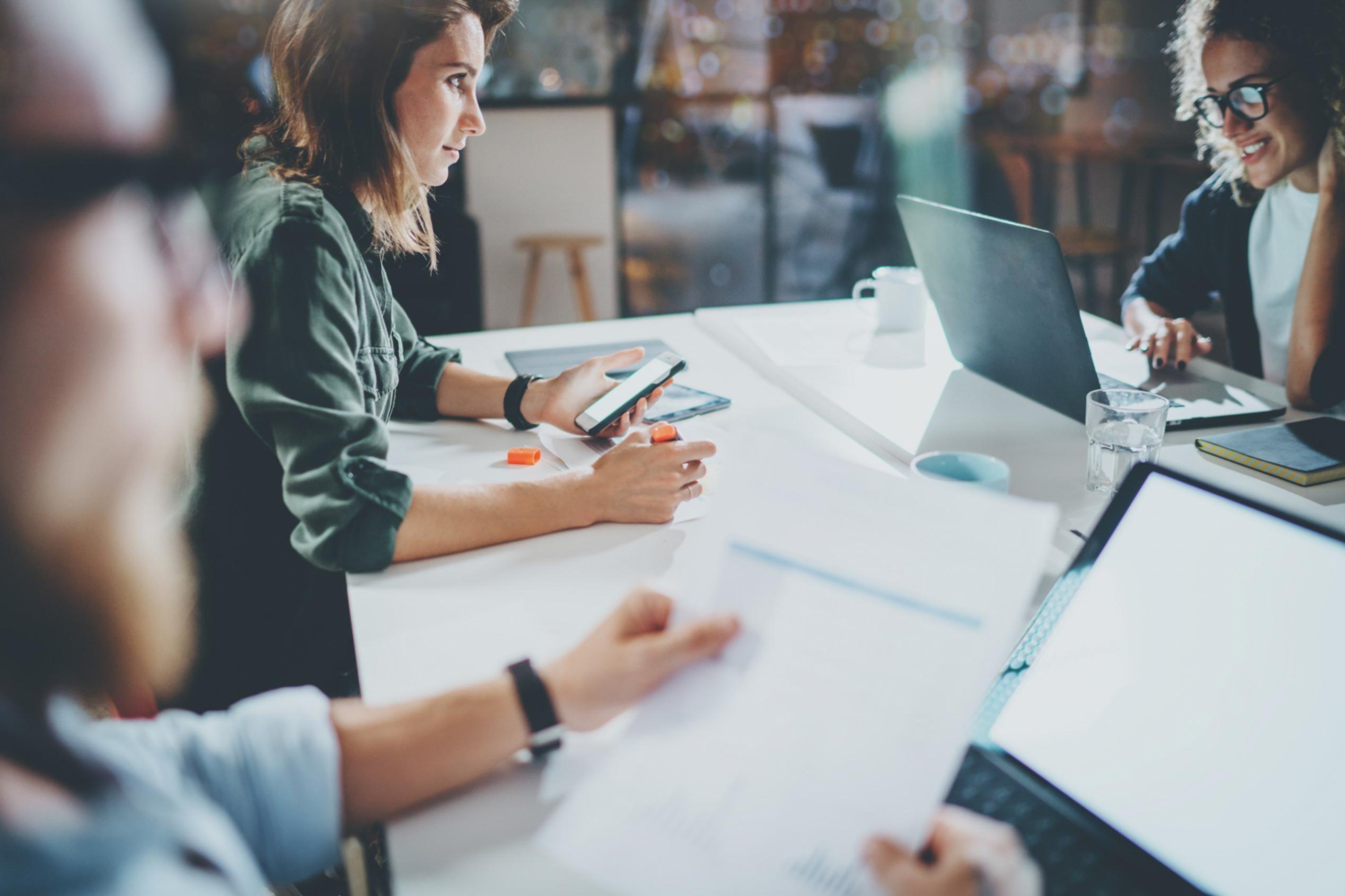 Professionelle Beratungssituation mit Fokus auf individuelle Geschäftslösungen